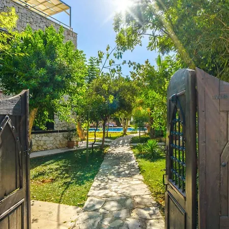 펜션 With Garden Shared Pool - 4 Min From *
